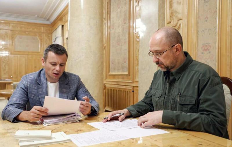 Де Україна знаходить фінансування під час війни та які стратегії має для погашення мільярдних зобов'язань.