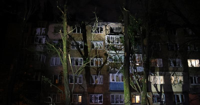 У Києві внаслідок потужної атаки з боку Росії зазнали травм 11 осіб, а також були завдані пошкодження бізнес-центру та гуртожитку, повідомили в уряді.