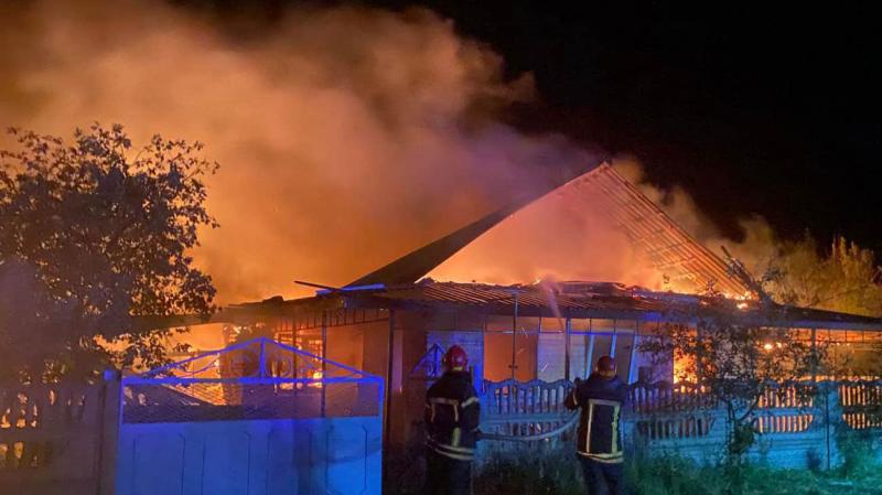 У Дніпропетровській області внаслідок атаки з боку російських військ зафіксовано двох постраждалих. В результаті обстрілу постраждали підприємство, житлові будинки та автомобіль швидкої допомоги.