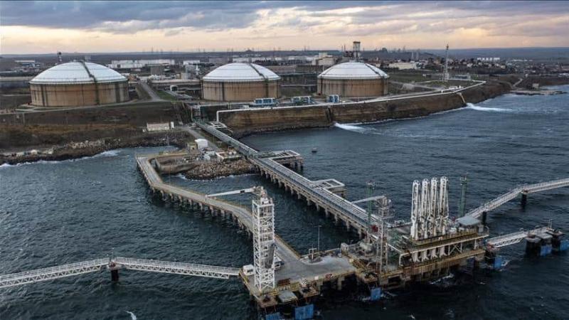 У Європейському Союзі обговорюють можливість зниження цінового ліміту на експорт російської нафти до 45 доларів.