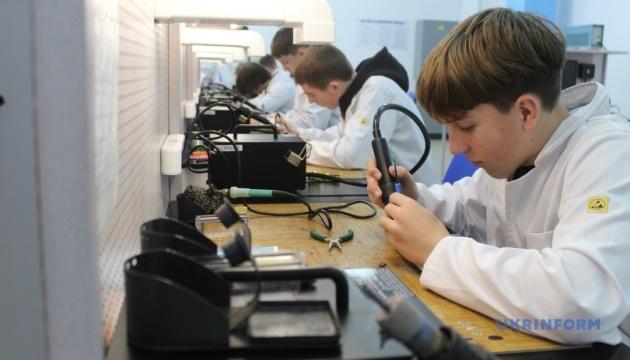 Справедливі умови праці та конкурентоспроможна заробітна плата, як у європейських країнах: забезпечити підготовку та збереження кваліфікованих кадрів.