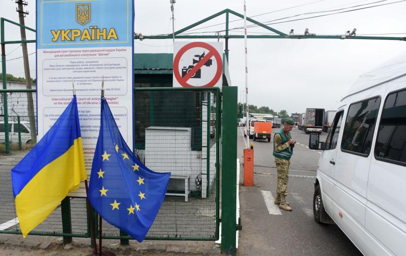 Заборона стосується осіб від 18 років, але чому підлітків не випускають? Які шляхи у юнаків для безперешкодного перетину кордону?
