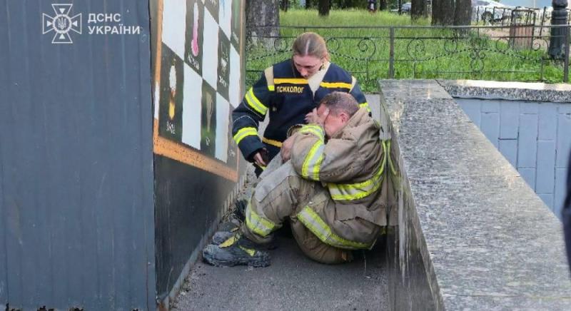 У столиці України, Києві, рятувальники втратили життя під час усунення наслідків атаки з боку російських військ.