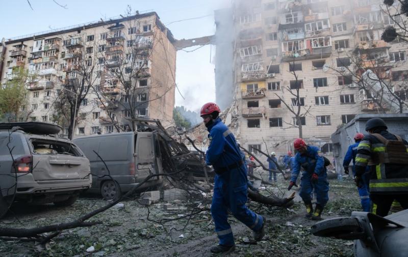 Внаслідок обстрілу в Києві загинуло вже 14 осіб, повідомляє Київська міська військова адміністрація.