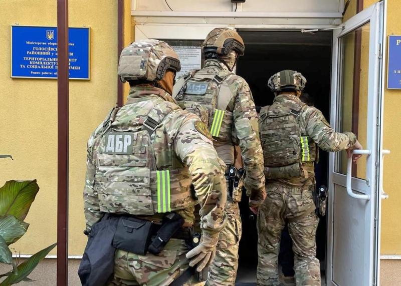 У Києві співробітники ТЦК підтримали тисячі осіб, які намагалися уникнути військової служби, повідомляє ДБР.