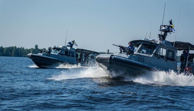 Екіпаж військово-морських сил здійснив рятувальну операцію, вивівши з небезпечної ситуації групу цивільних, які опинилися в відкритому морі на надувних кілках.