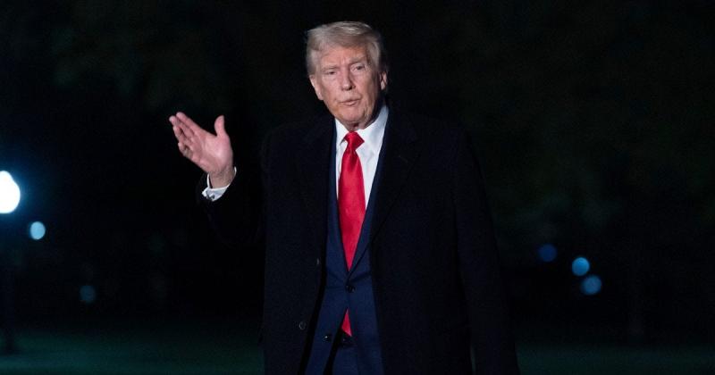 Трамп виступив з несподіваною заявою щодо зупинки військових поставок в Україні.
