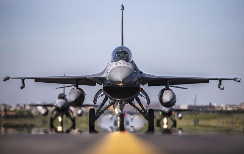 США відправили в повітря винищувач F-16: він здійснив перехоплення літака поблизу гольф-клубу Трампа.