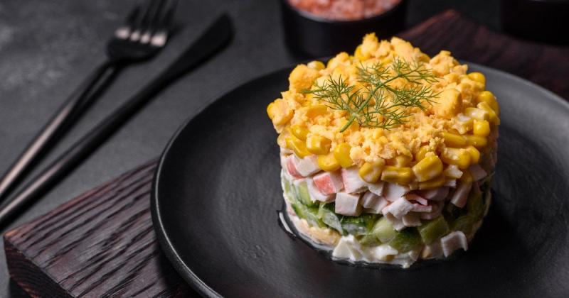 Салат з крабовими паличками, яйцем, кукурудзою та огірками: покроковий рецепт вражаючої закуски.