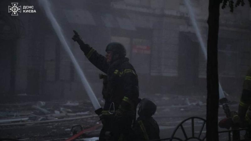 Міністерство внутрішніх справ повідомило: У Києві трагічно загинули 68-річна жінка та 22-річна капрал поліції метрополітену.