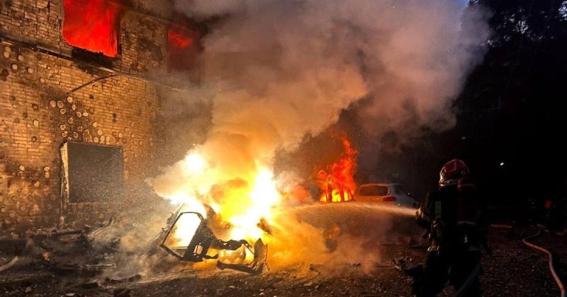 Атака на Луцьк та Львів: рятувальні служби продемонстрували знімки наслідків подій.