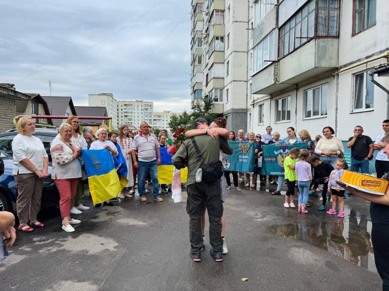 З прапорами на вході: як у Костополі вітали морського піхотинця, який повернувся з полону (ФОТО). Рівненська область - Новини Рівного та регіону  --  Рівне Вечірнє