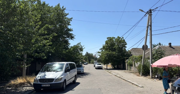 Жителі Варварівки висловлюють підозри, що керівниця лікарні спеціально заблокувала головний в'їзд, аби автомобілі швидкої допомоги проїжджали мимо їхніх домівок.