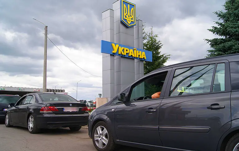 Відпустка за кордоном: чи мають право на це заброньовані особи?