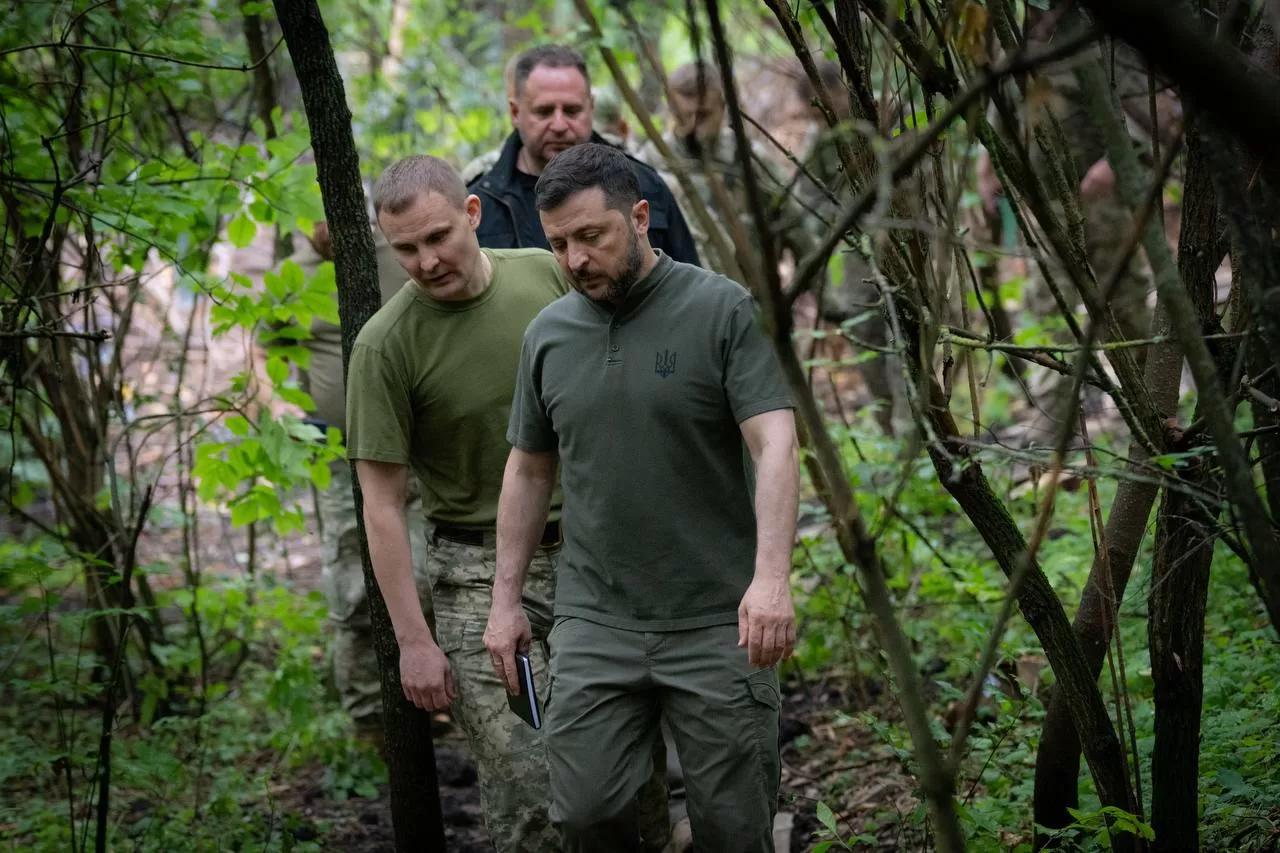 Зеленський зустрівся з військовослужбовцями на Вовчанському фронті та відвідав поранених захисників у Харкові | Основні новини України