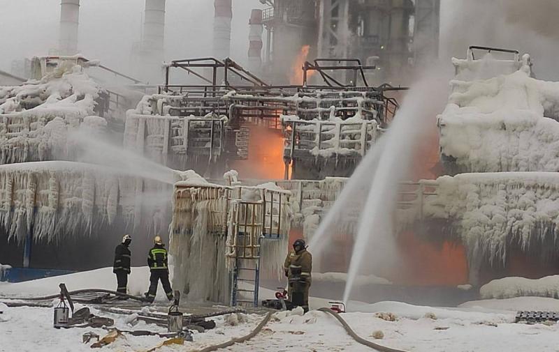 За інформацією Reuters, українські безпілотники пошкодили близько 50% виробничих потужностей Рязанського нафтопереробного заводу.