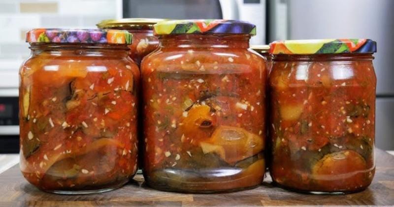Салат з баклажанів, перців та помідорів: оригінальний рецепт закуски, яка стане чудовим доповненням до зимового столу.