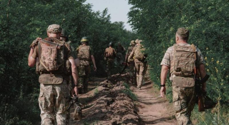 Згідно з інформацією від Wall Street Journal, українські збройні сили поступово втрачають свої ключові переваги, переходячи до радянських методів ведення бойових дій.