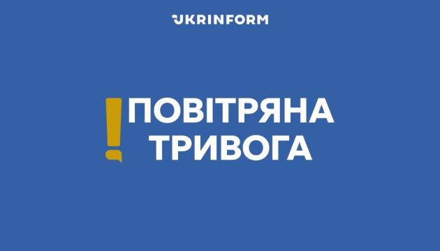 У Києві та декількох регіонах оголошено повітряну тривогу через можливу загрозу балістичних атак.