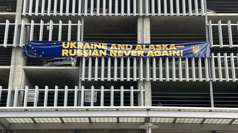На Алясці відбувається акція на підтримку України напередодні зустрічі Трампа і Путіна.