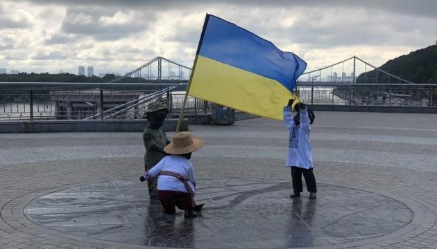 У Києві, відзначаючи День Незалежності, змінили вбрання скульптур юних засновників.