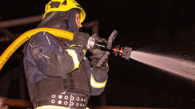 Окупанти здійснили напад за допомогою безпілотника, вразивши житловий будинок у Сумській області, внаслідок чого загинула вся родина, включаючи дітей.