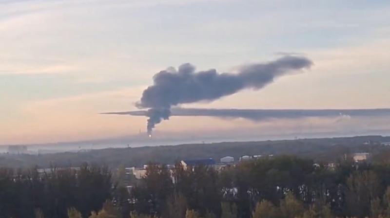 У Росії спалахнула пожежа на Ярославському НПЗ: офіційні особи стверджують, що це не пов'язано з безпілотниками.