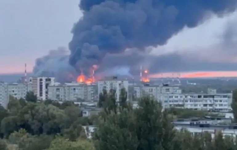 Російські ЗМІ повідомляють про небачений раніше рівень зупинок на нафтопереробних заводах країни внаслідок атак Збройних сил України.