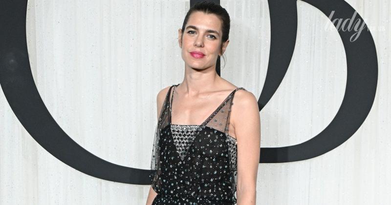 Без нижньої білизни та в прозорій сукні від Chanel: Шарлотта Казірагі відвідала оперу.