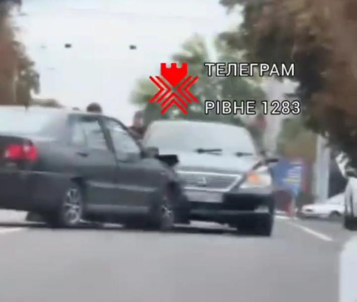 У Рівному сталася дорожня подія за участю двох легкових автомобілів. Інформацію про інцидент оприлюднили новини Рівного та регіону – Рівне Вечірнє.