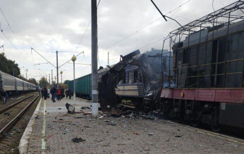 У Шостці сталася трагедія: внаслідок обстрілу російськими військами залізничного вокзалу загинула одна особа.