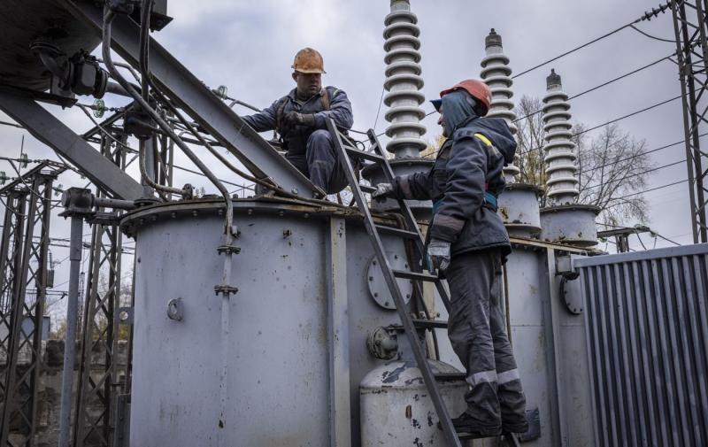 Після нових атак з боку Росії ситуація загострилася. Міністерство енергетики закликало громадян України зменшити споживання електроенергії.
