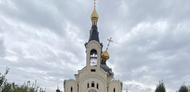 Російські військові здійснили авіаудар по церкві в Костянтинівці, внаслідок чого є жертви.