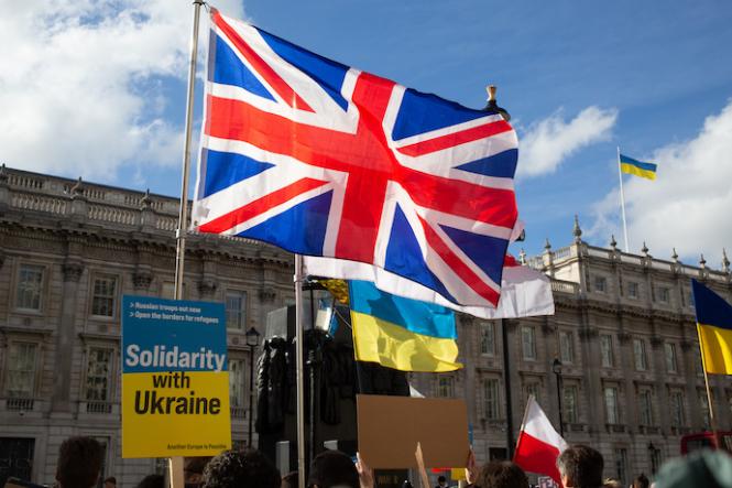 Британія запрошує США до спільної роботи над мирним планом для України, повідомляє Axios.