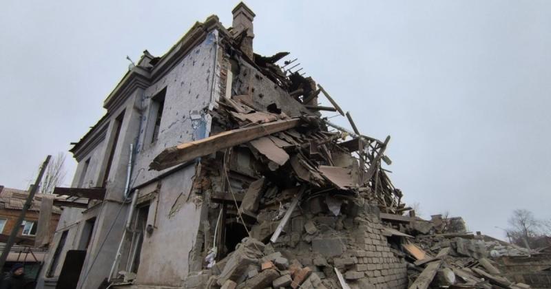 Російські війська вдруге за добу завдали удару по Сумам, внаслідок чого постраждали вокзал та кілька вагонів, повідомляють власті.
