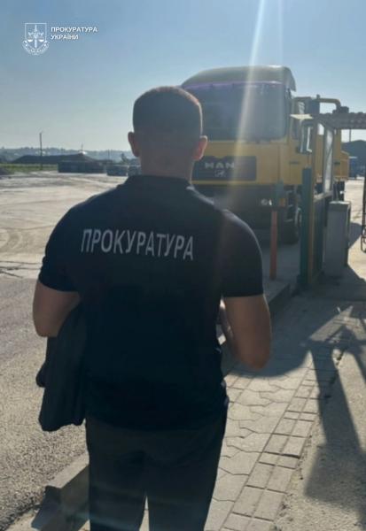 Завершено розгляд справи, що стосується ремонту дороги в міжнародному пункті пропуску на Буковині: державі завдано збитків на суму близько 840 тисяч гривень - повідомляє Українська газета Час.