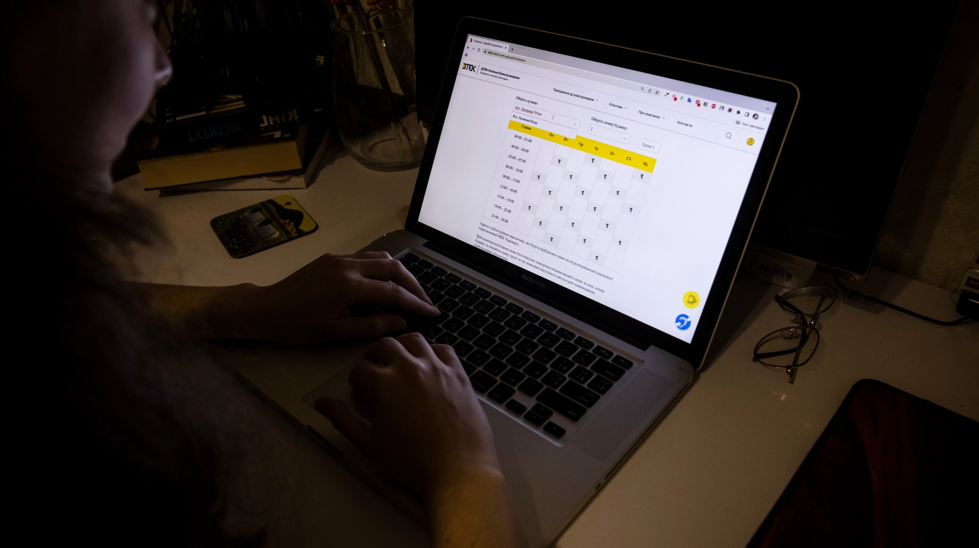 Внаслідок агресії Російської Федерації на території України знову запроваджено погодинні графіки відключення електроенергії.