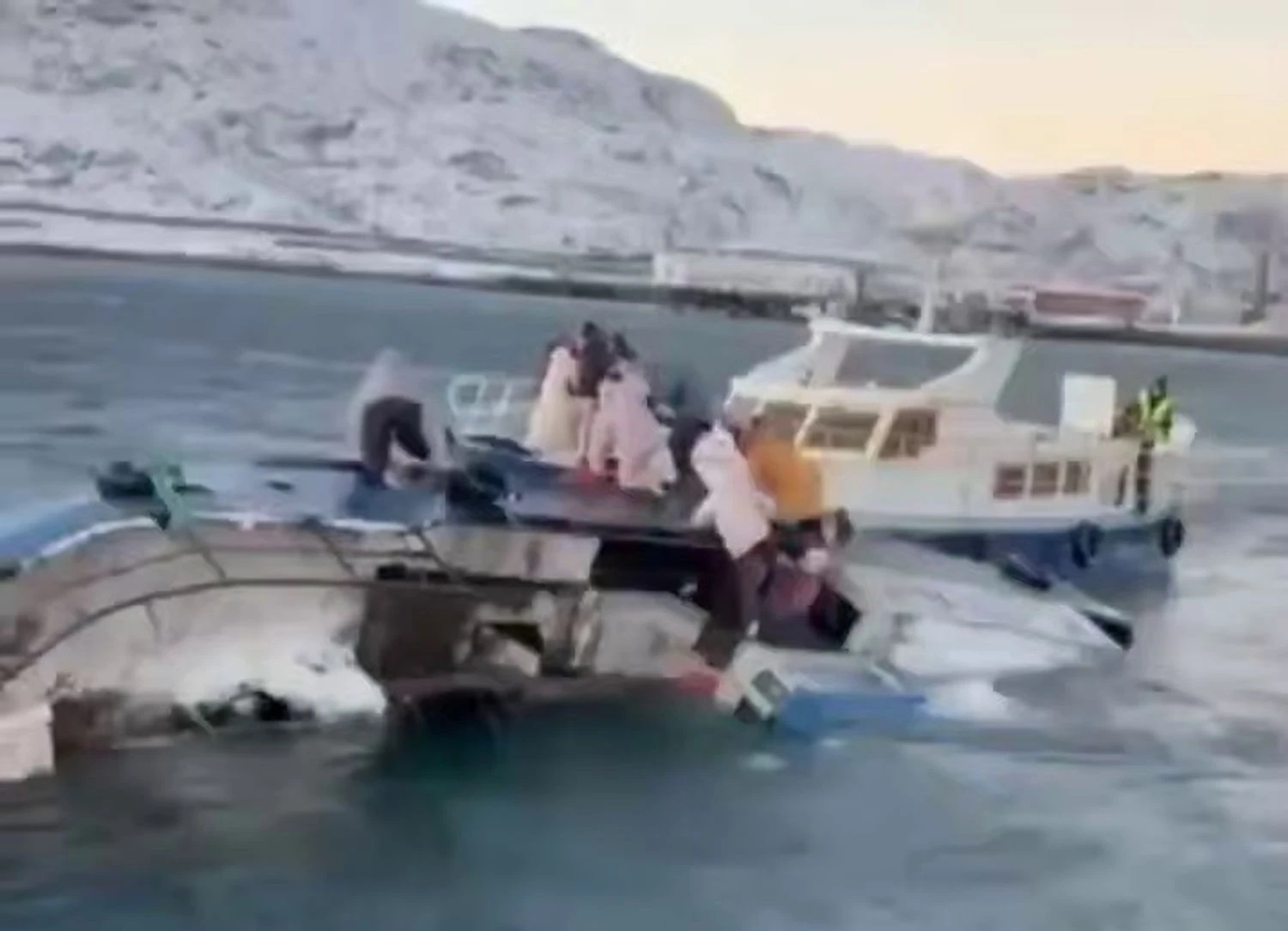 У Росії стався інцидент: під час екскурсії на китів затонув човен з туристами | УНН