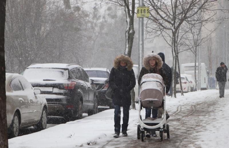 В Україні очікується мокрий сніг: синоптикиня повідомила про різке зниження температури до -12 градусів, тож саме час діставати шапки.