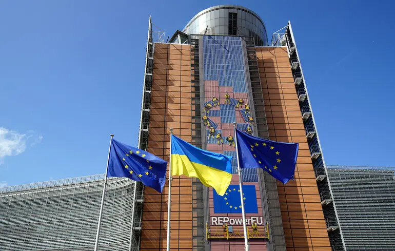 Європейська комісія наполягатиме на тому, щоб Україна відновила свої зусилля в боротьбі з корупцією та зміцнила принципи верховенства права, повідомляє Reuters.