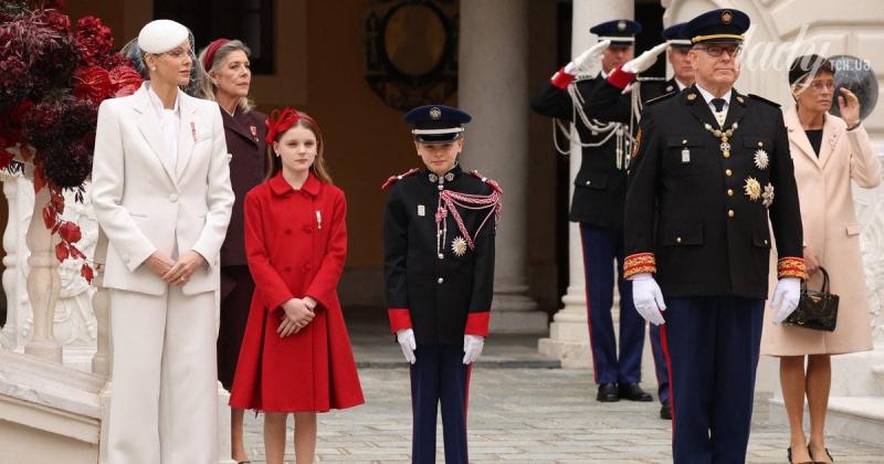 Княгиня Шарлін, одягнена в елегантний білий костюм, разом із родиною взяла участь у святкуванні Національного дня.