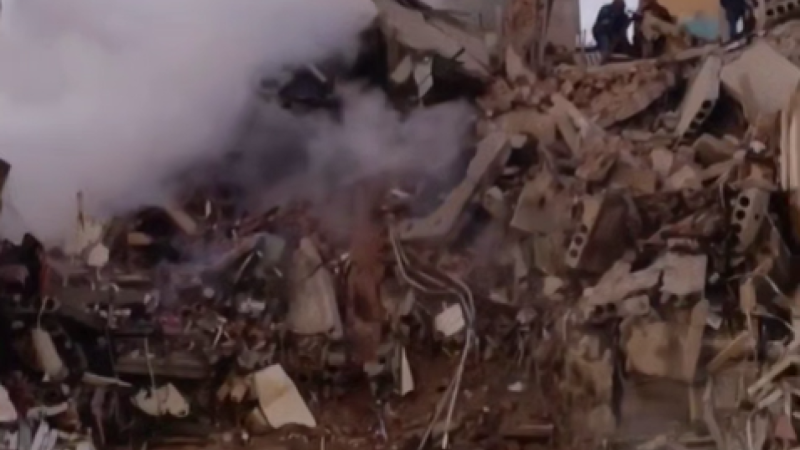 Під завалами в Тернополі вдалося знайти 20-річного молодика. Він вижив.