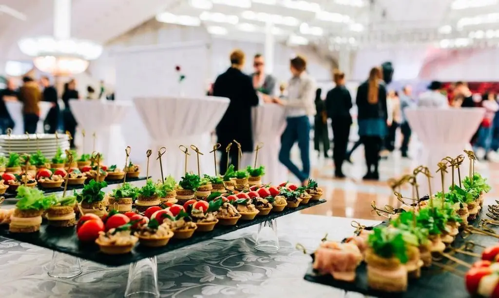 Переваги виїзних ресторанів: чому це зручно для людей на пенсії.