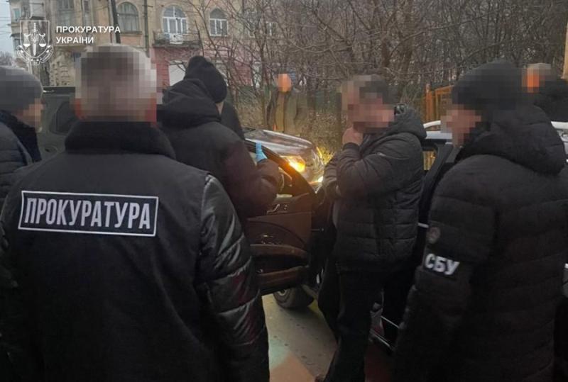 У Львівській області чоловік організував втечу ухилянта за межі країни на човні, отримавши за це 13 тисяч доларів.