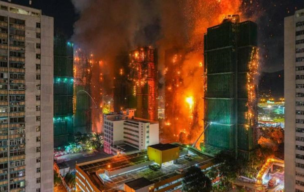 У Гонконзі спалахнула пожежа, внаслідок якої постраждало декілька хмарочосів, а кількість жертв сягнула 13 осіб - Новини Весь Харків.