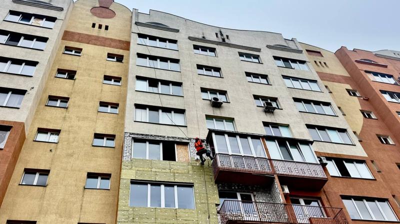 Як відновлюють будівлю, пошкоджену внаслідок обстрілів, у Салтівському районі Харкова - Новини Весь Харків.