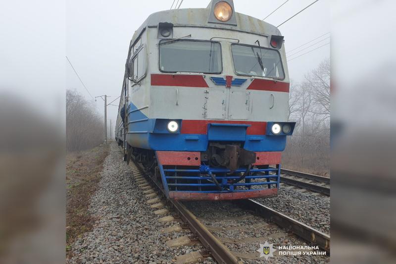 У Харківській області через щільний туман поїзд скоїв наїзд на жінку похилого віку: постраждала, на жаль, загинула - Новини Весь Харків.