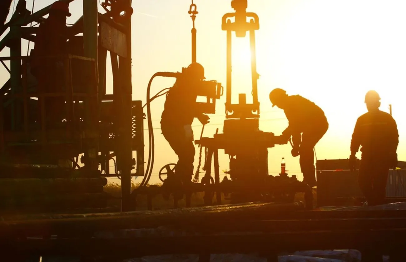 Ціни на нафту залишаються стабільними на фоні уваги до нападів на російські нафтові об'єкти та процесів мирних переговорів | УНН