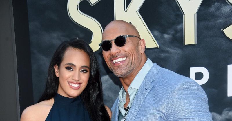 24-річна донька Двейна Джонсона відкрила деталі своїх відносин з дівчиною, яка є популярною реслеркою.