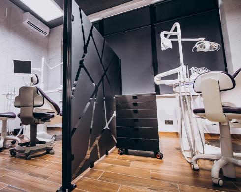 Комплексний набір необхідних ресурсів для відкриття зуботехнічної лабораторії: що є незамінним.